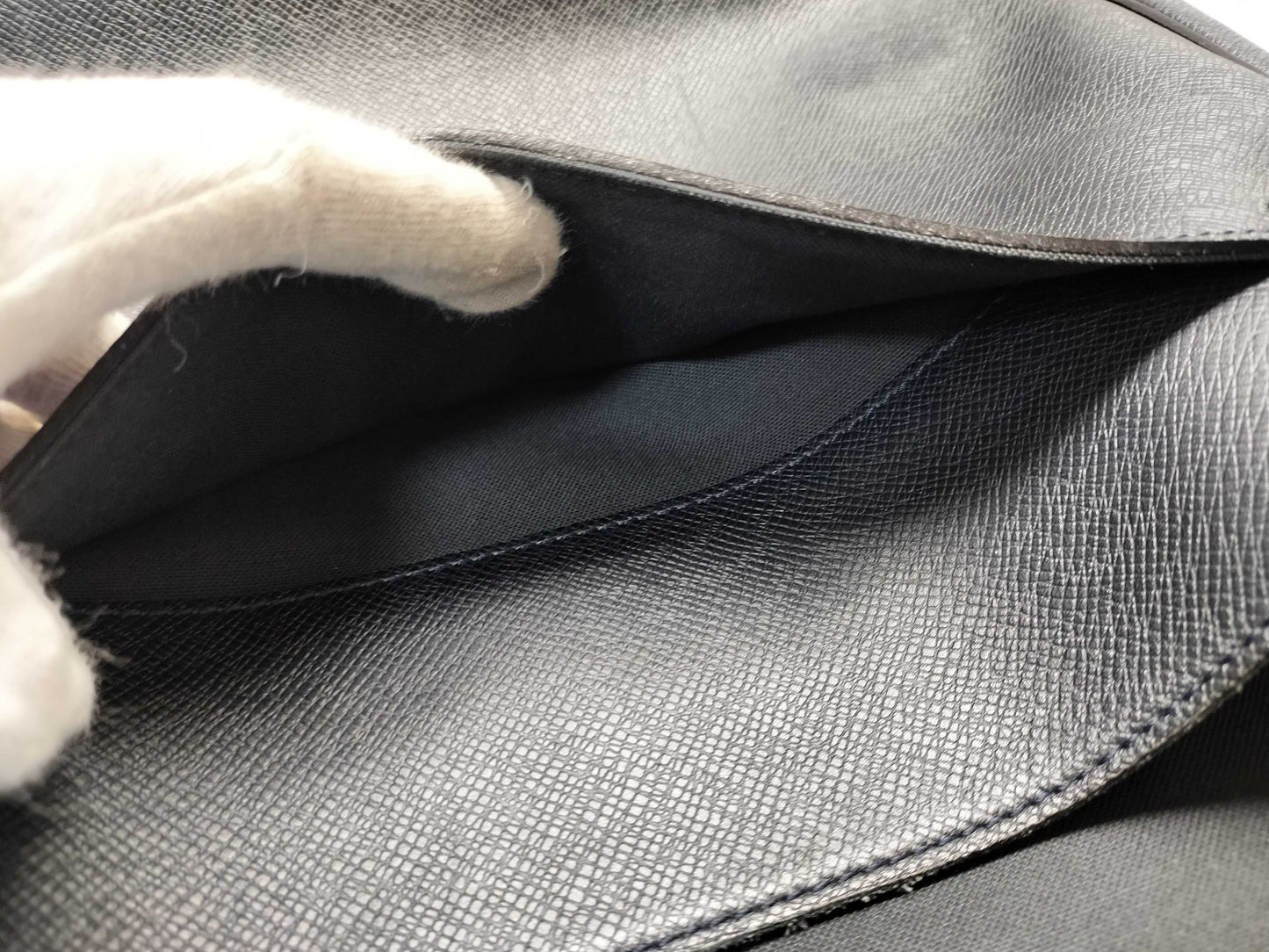 LOUIS VUITTON BA4089 Taiga Roman Shoulder Bag