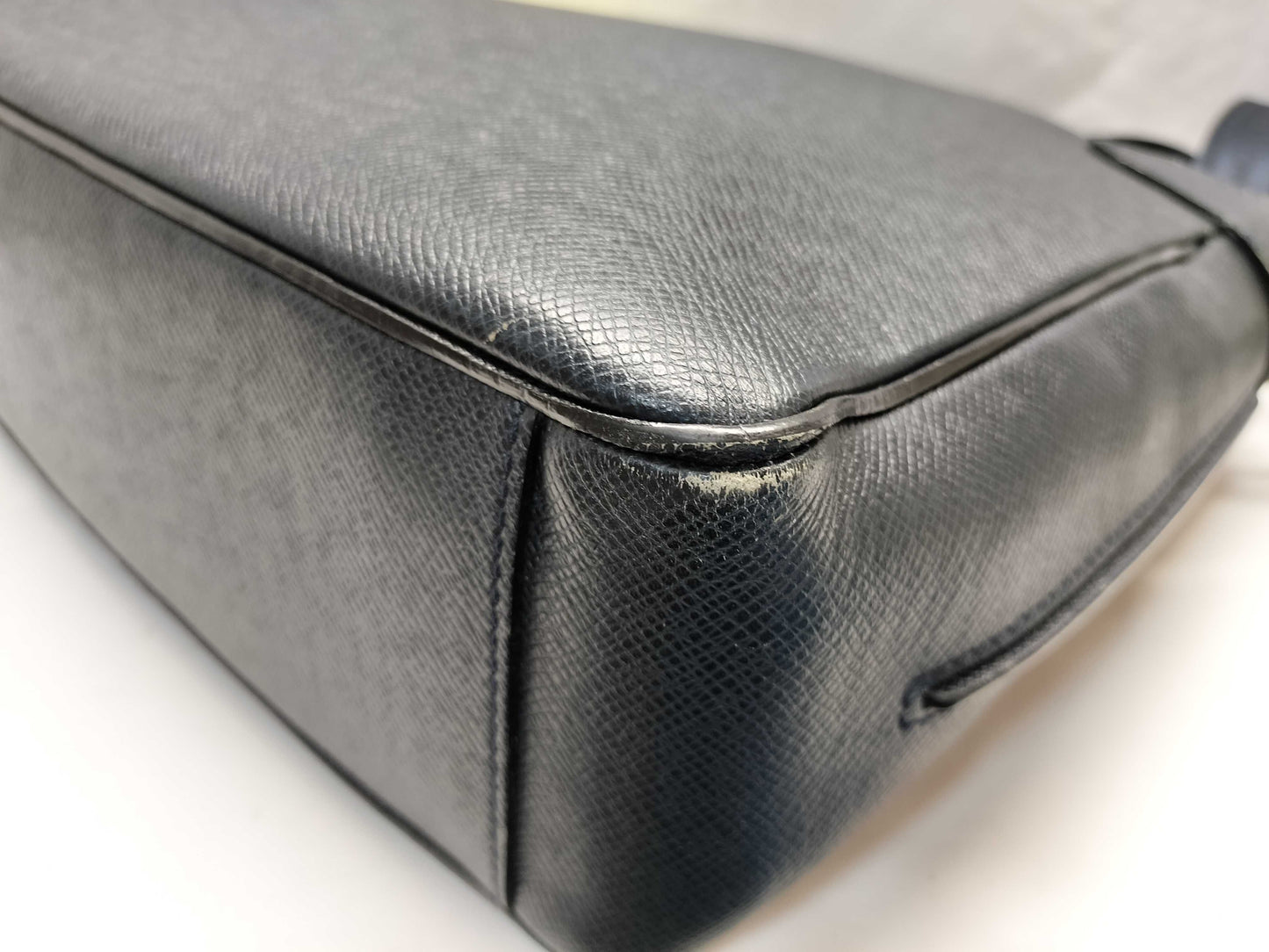 LOUIS VUITTON BA4089 Taiga Roman Shoulder Bag