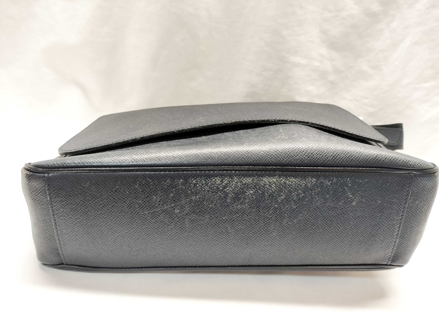 LOUIS VUITTON BA4089 Taiga Roman Shoulder Bag