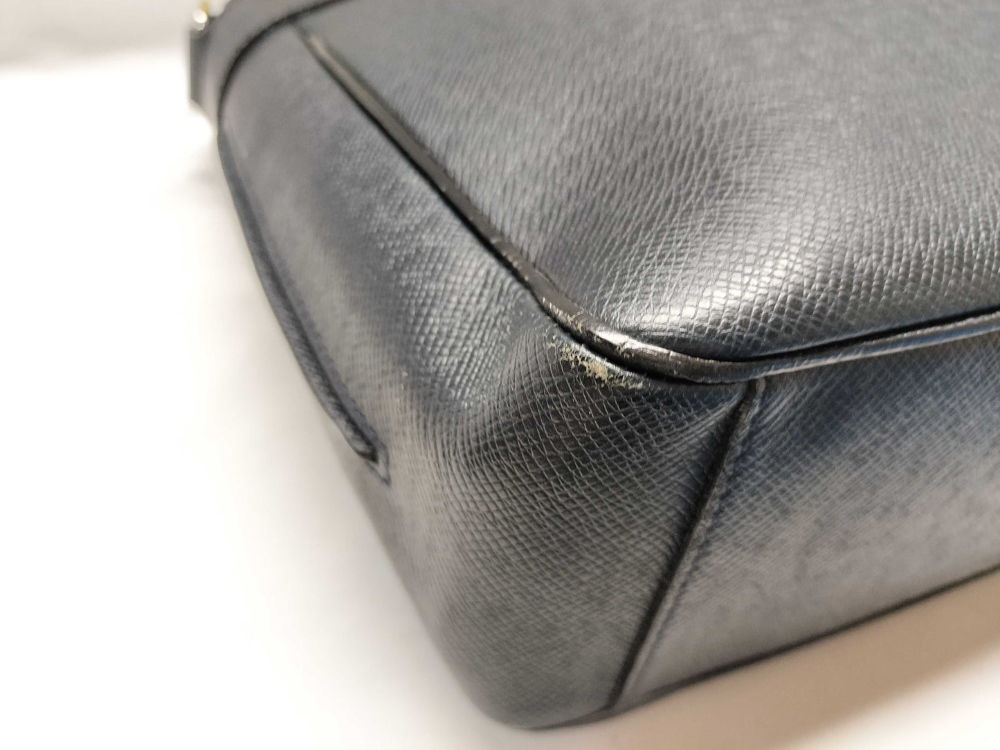 LOUIS VUITTON BA4089 Taiga Roman Shoulder Bag