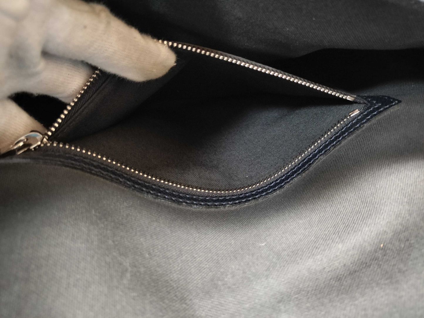 LOUIS VUITTON BA4089 Taiga Roman Shoulder Bag