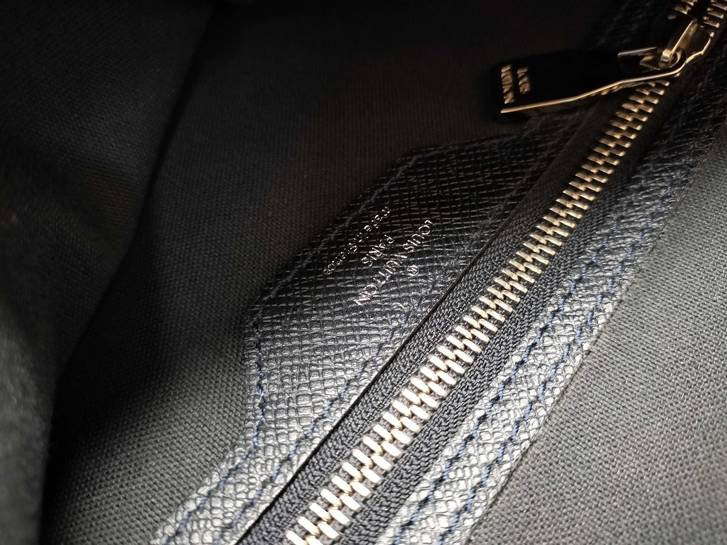 LOUIS VUITTON BA4089 Taiga Roman Shoulder Bag