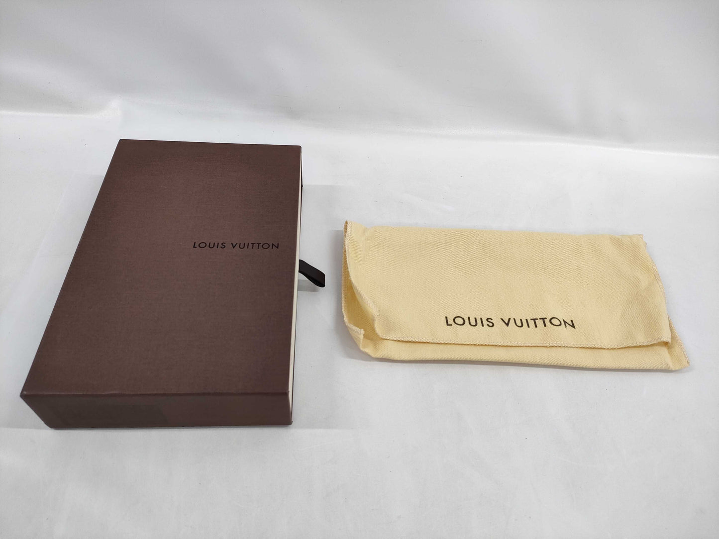 LOUIS VUITTON Taiga Portefeuille Long Wallet
