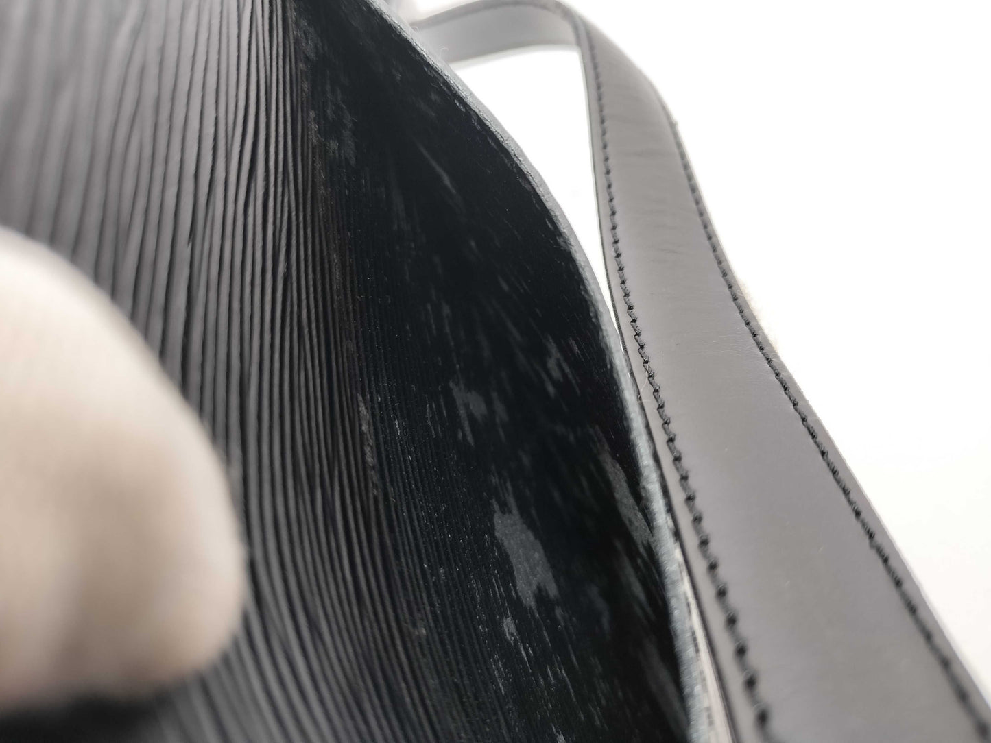 LOUIS VUITTON TH 0947 Epi Saint-Cloud Noir Shoulder Bag