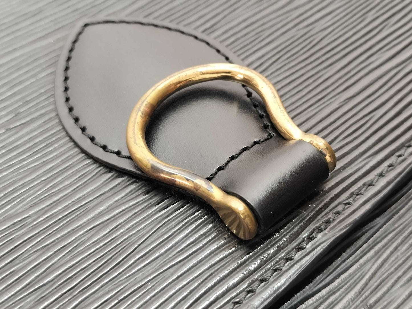 LOUIS VUITTON TH 0947 Epi Saint-Cloud Noir Shoulder Bag