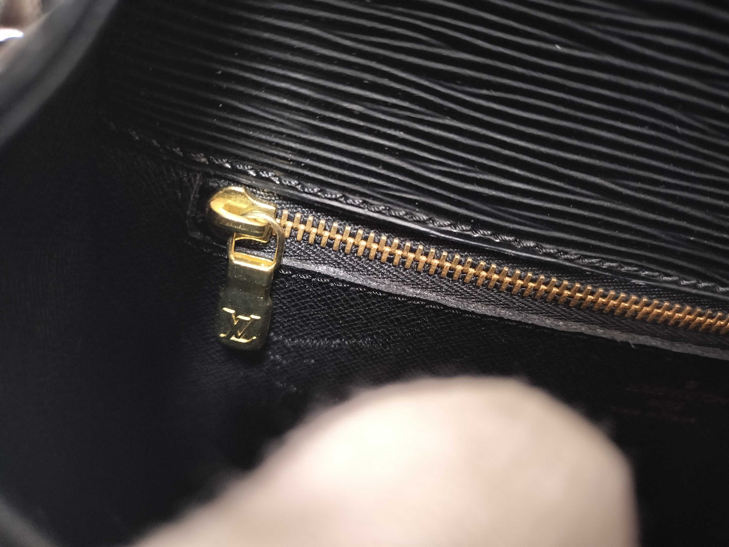 LOUIS VUITTON TH 0947 Epi Saint-Cloud Noir Shoulder Bag