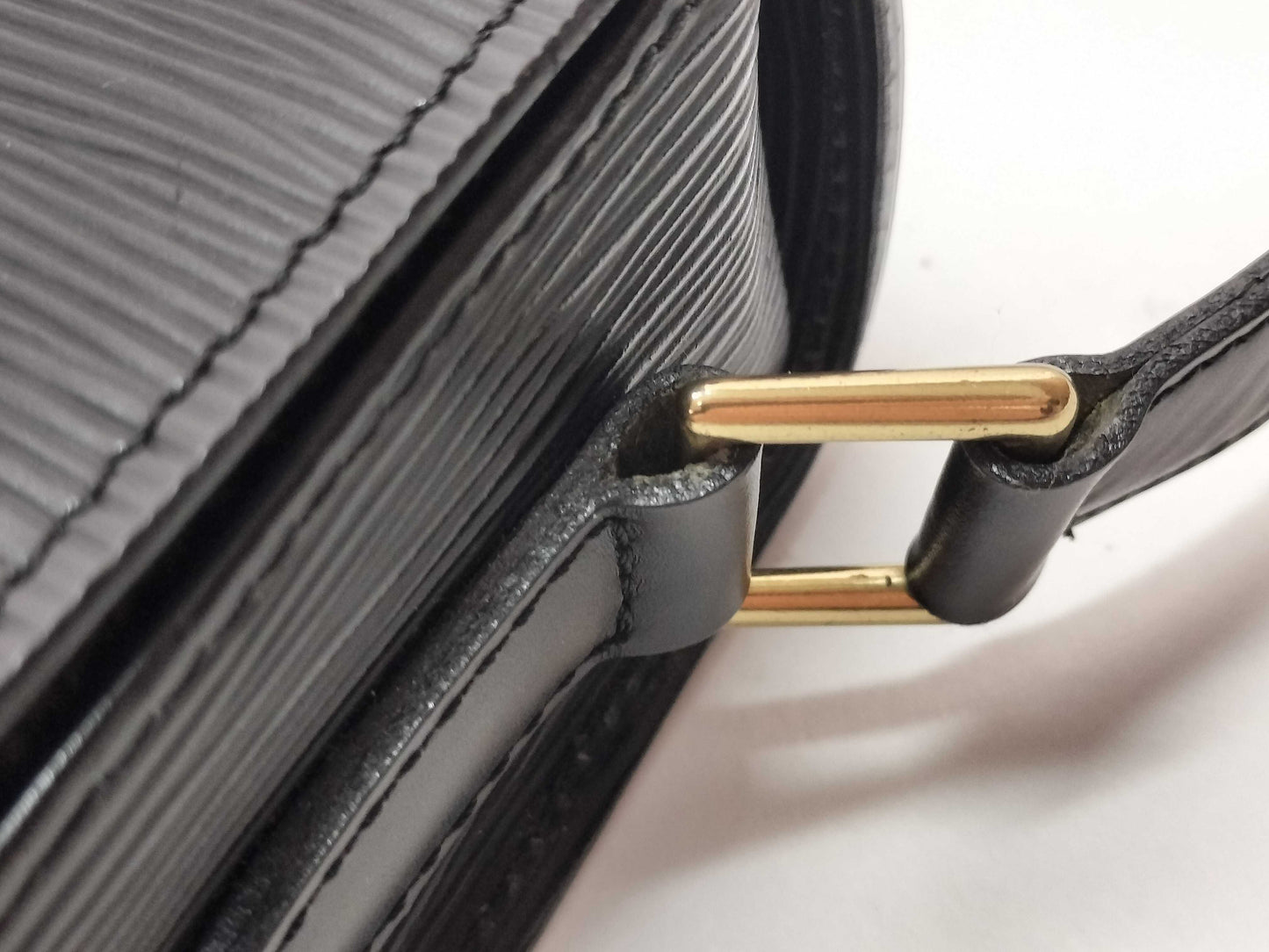 LOUIS VUITTON TH 0947 Epi Saint-Cloud Noir Shoulder Bag