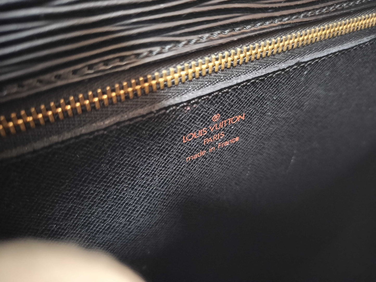 LOUIS VUITTON TH 0947 Epi Saint-Cloud Noir Shoulder Bag