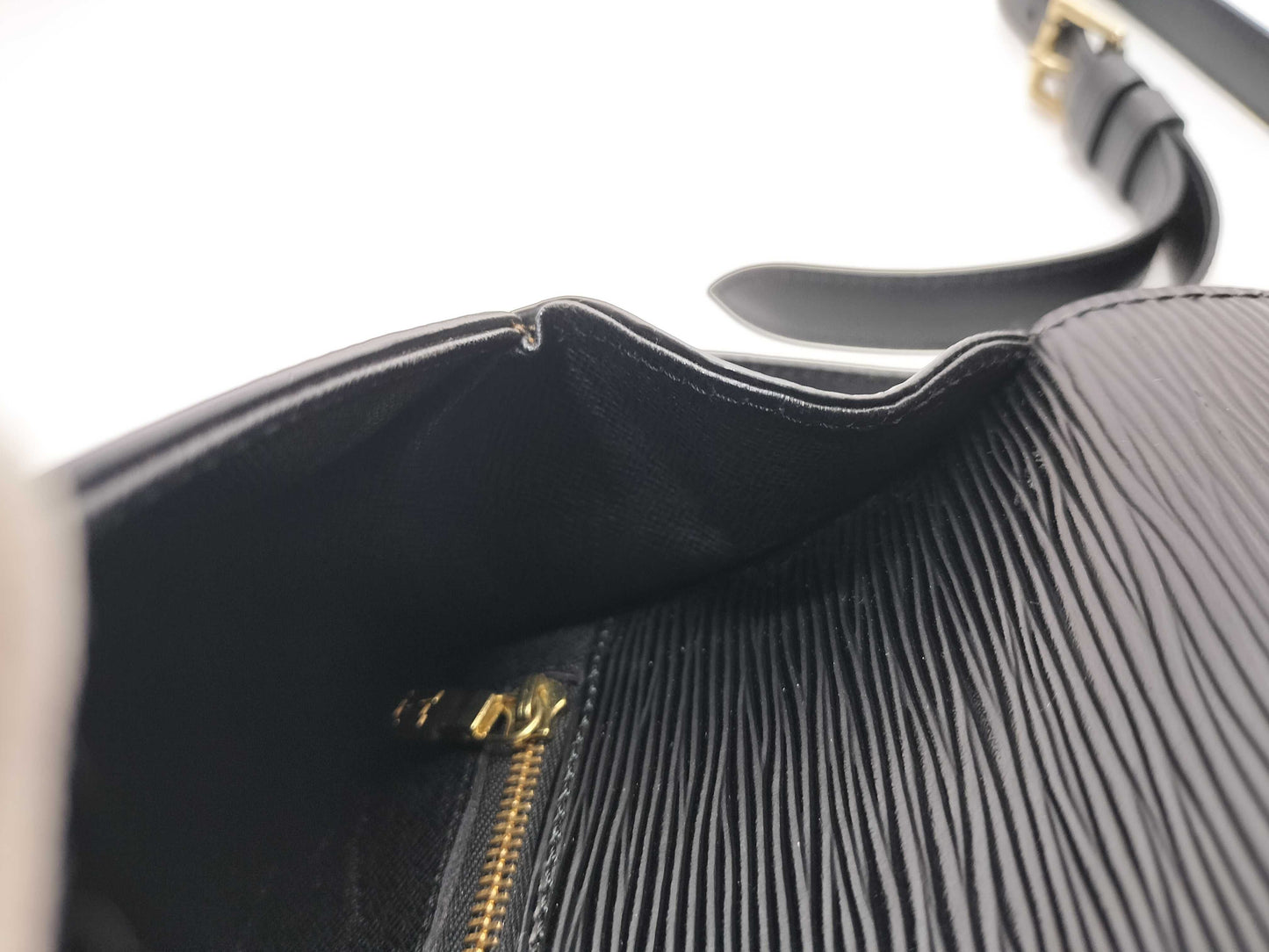 LOUIS VUITTON TH 0947 Epi Saint-Cloud Noir Shoulder Bag
