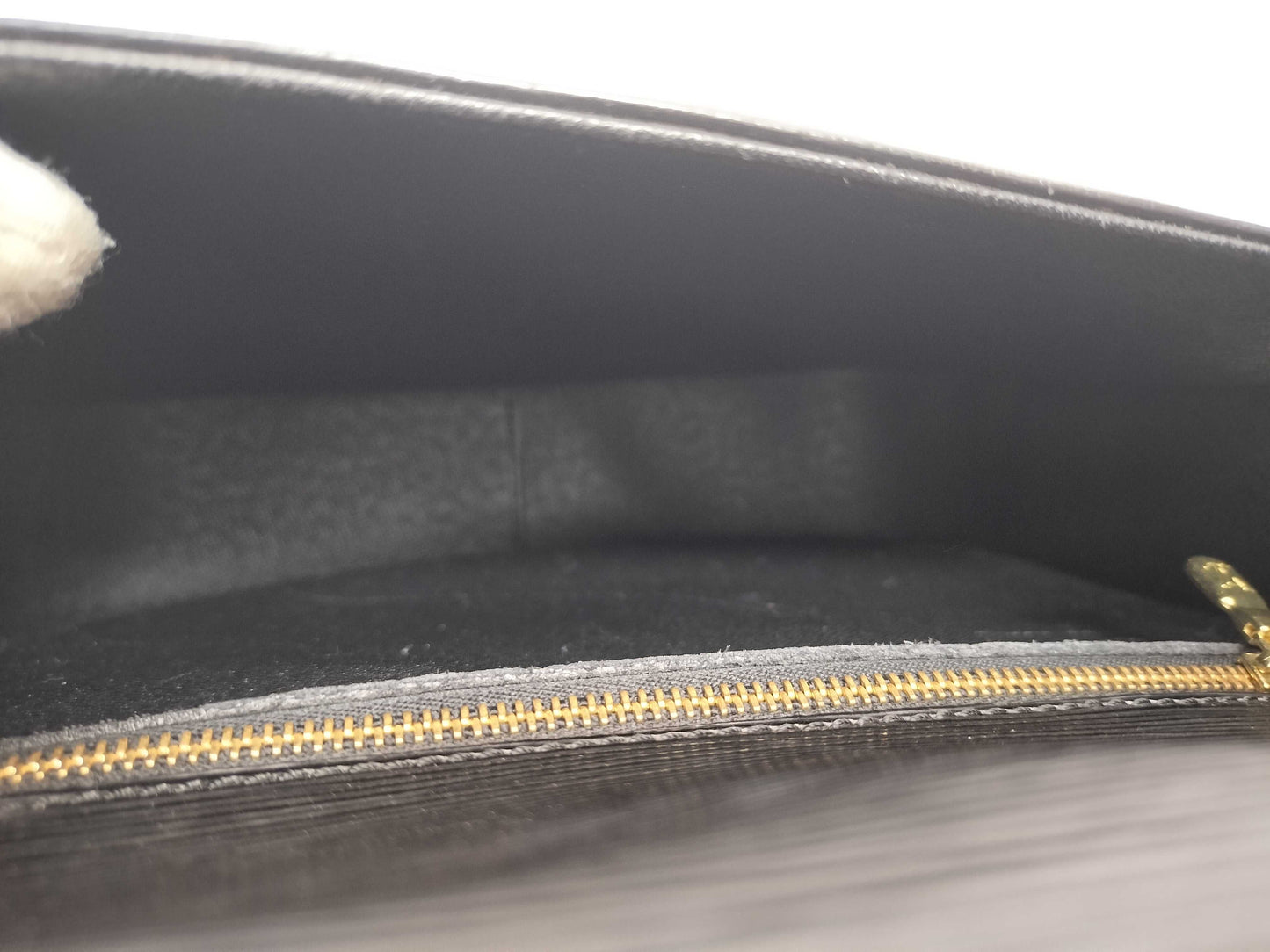 LOUIS VUITTON TH 0947 Epi Saint-Cloud Noir Shoulder Bag