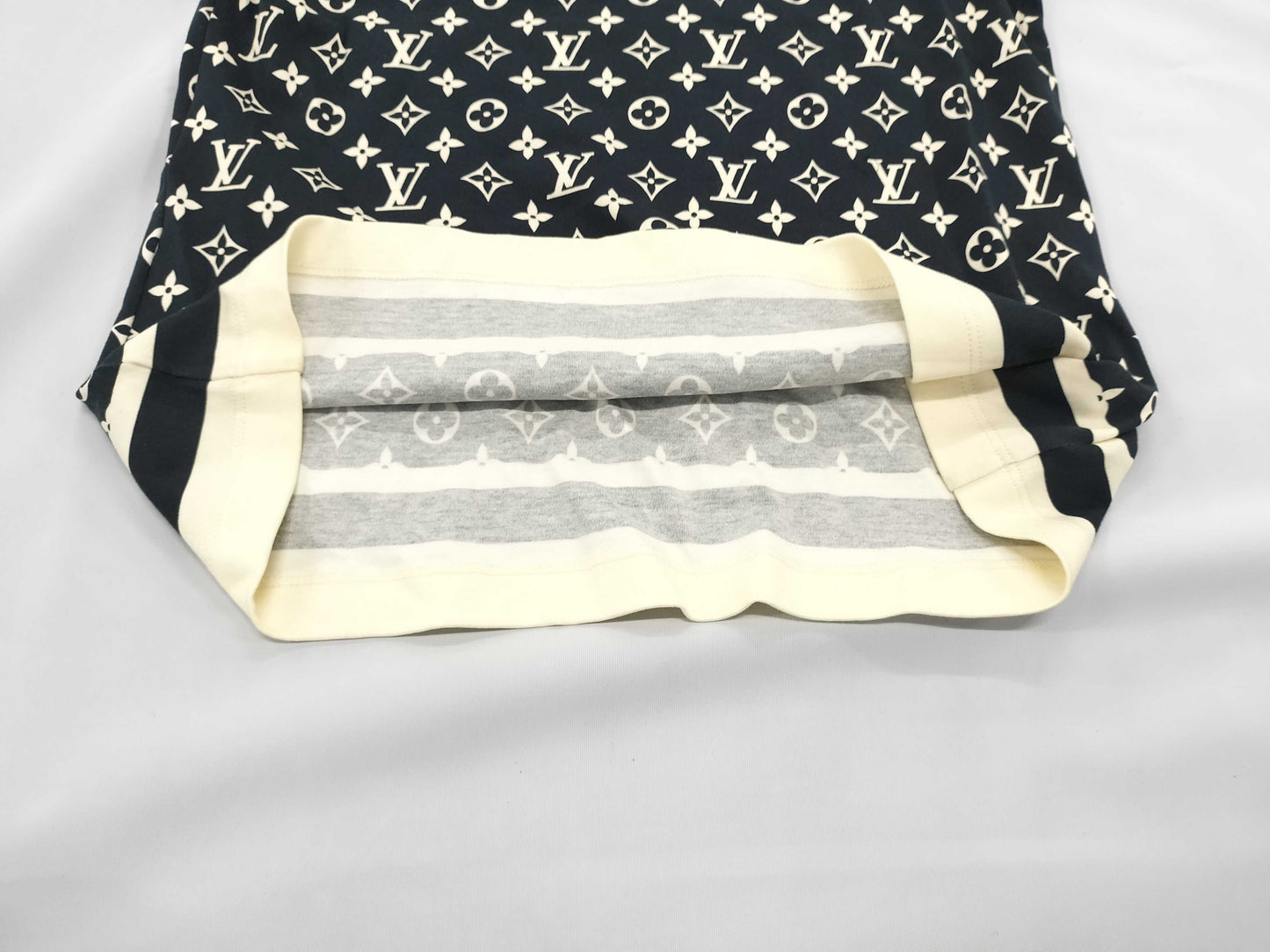 LOUIS VUITTON Monogram T-shirt with chain