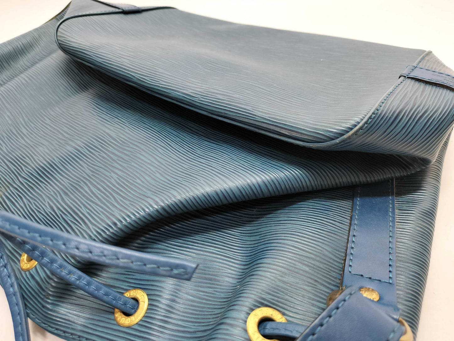 LOUIS VUITTON AR 0975 Epi Petit Noe Blue Shoulder Bag