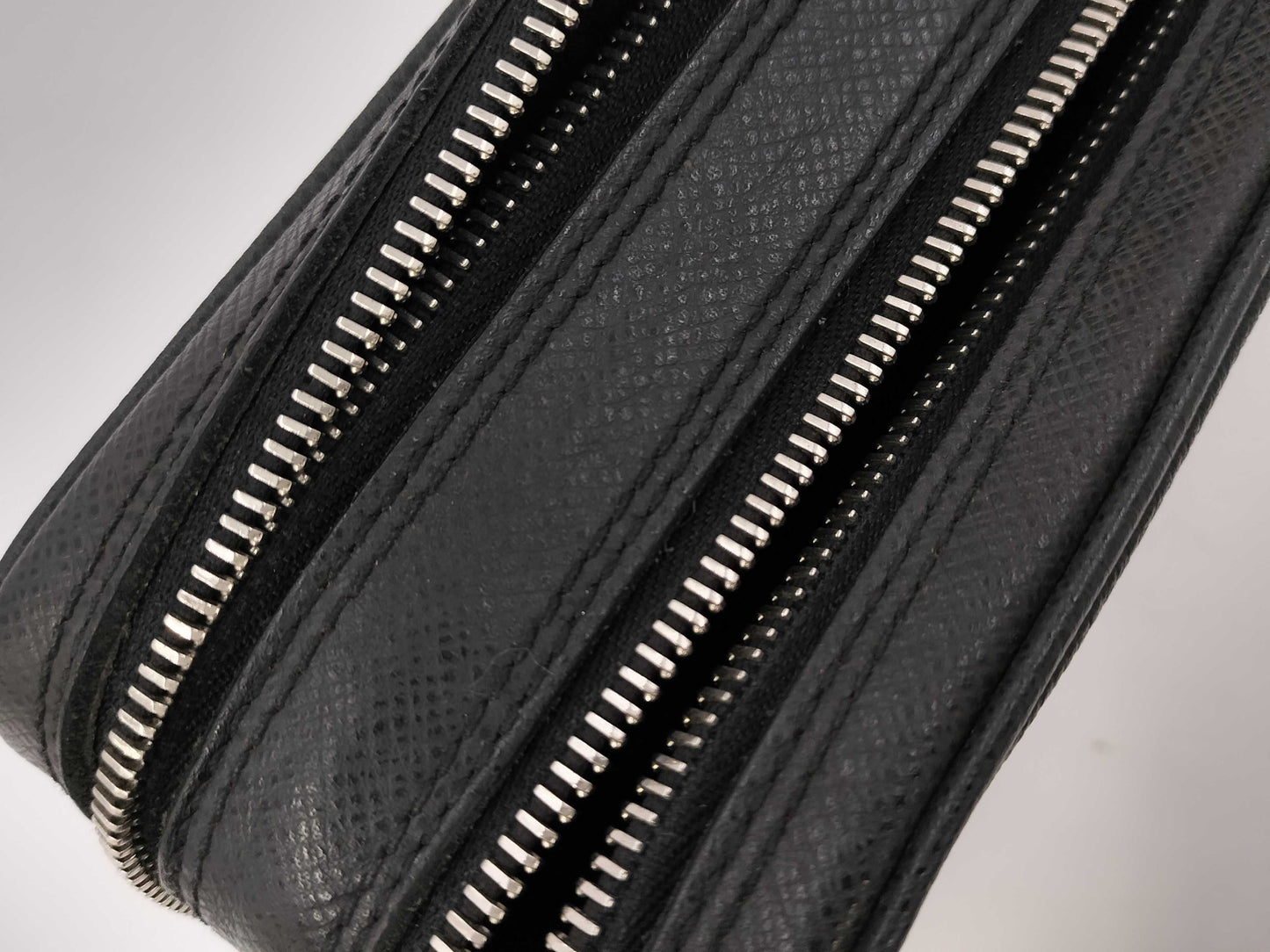 LOUIS VUITTON Taiga M32684 Neo Pavel Second Bag