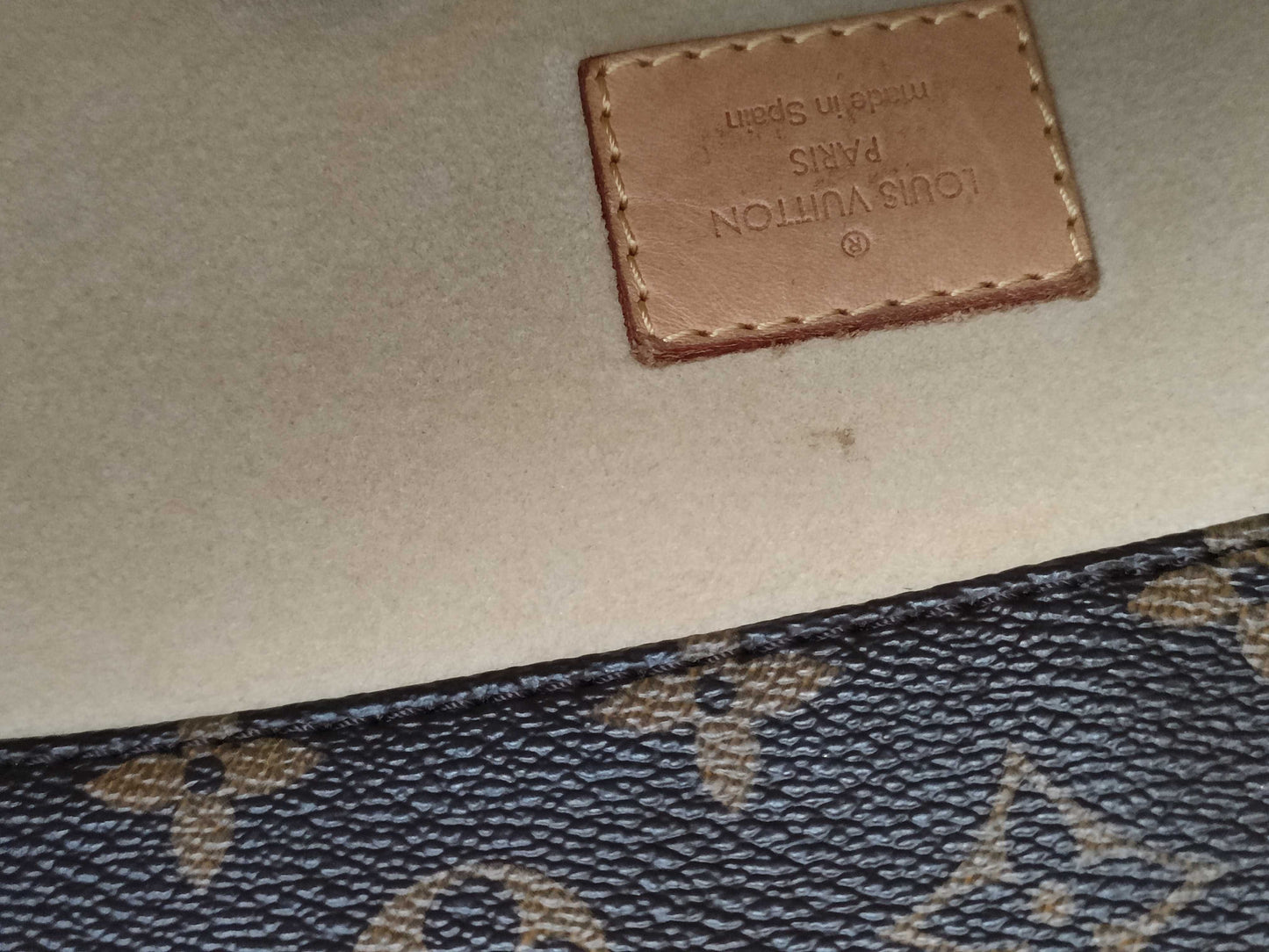 LOUIS VUITTON RFID verification failed. Serial number verification failed. Monogram Artsy MM Tote Bag.