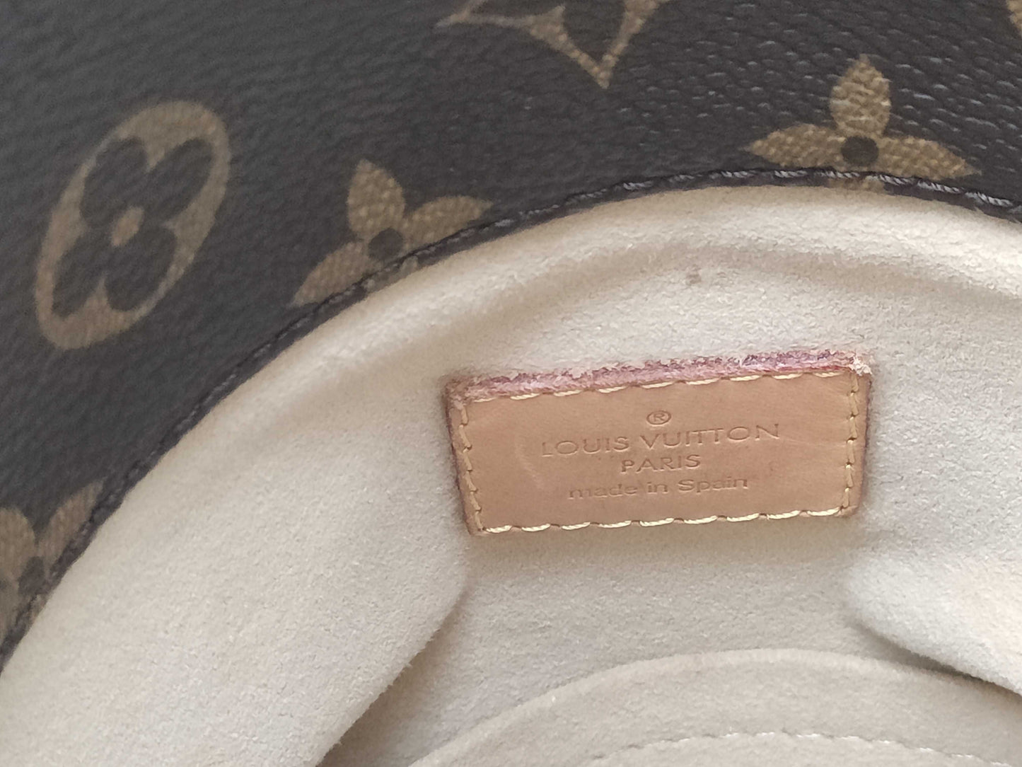 LOUIS VUITTON RFID verification failed. Serial number verification failed. Monogram Artsy MM Tote Bag.