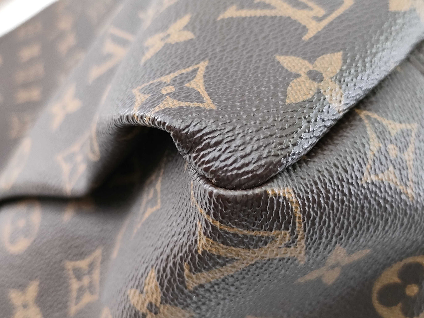 LOUIS VUITTON RFID verification failed. Serial number verification failed. Monogram Artsy MM Tote Bag.
