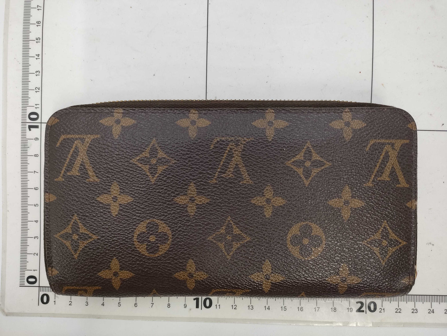 LOUIS VUITTON Monogram Zippy Wallet