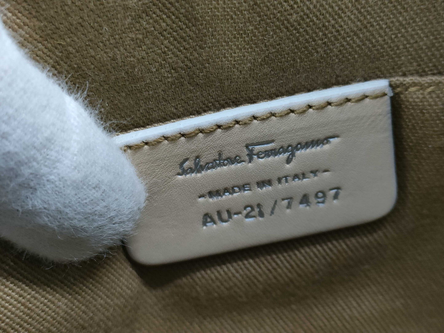 Salvatore Ferragamo Gancini Shoulder Bag/Handbag