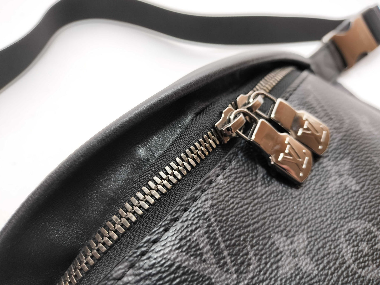 LOUIS VUITTON Monogram M46035 Discovery Bumbag Waist Bag