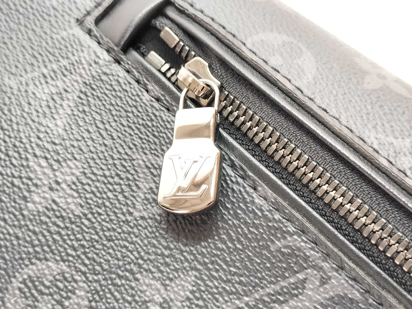 LOUIS VUITTON Monogram M46035 Discovery Bumbag Waist Bag
