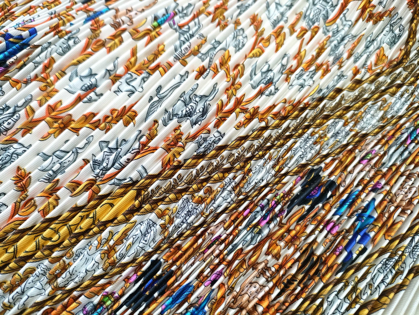 HERMES Carré CHASSE EN INDE Indian Hunting Pleated Scarf