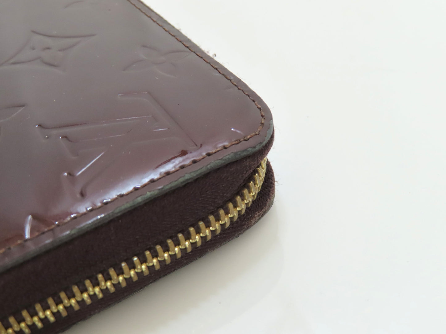 LOUIS VUITTON Vernis Amaranth Zippy Wallet