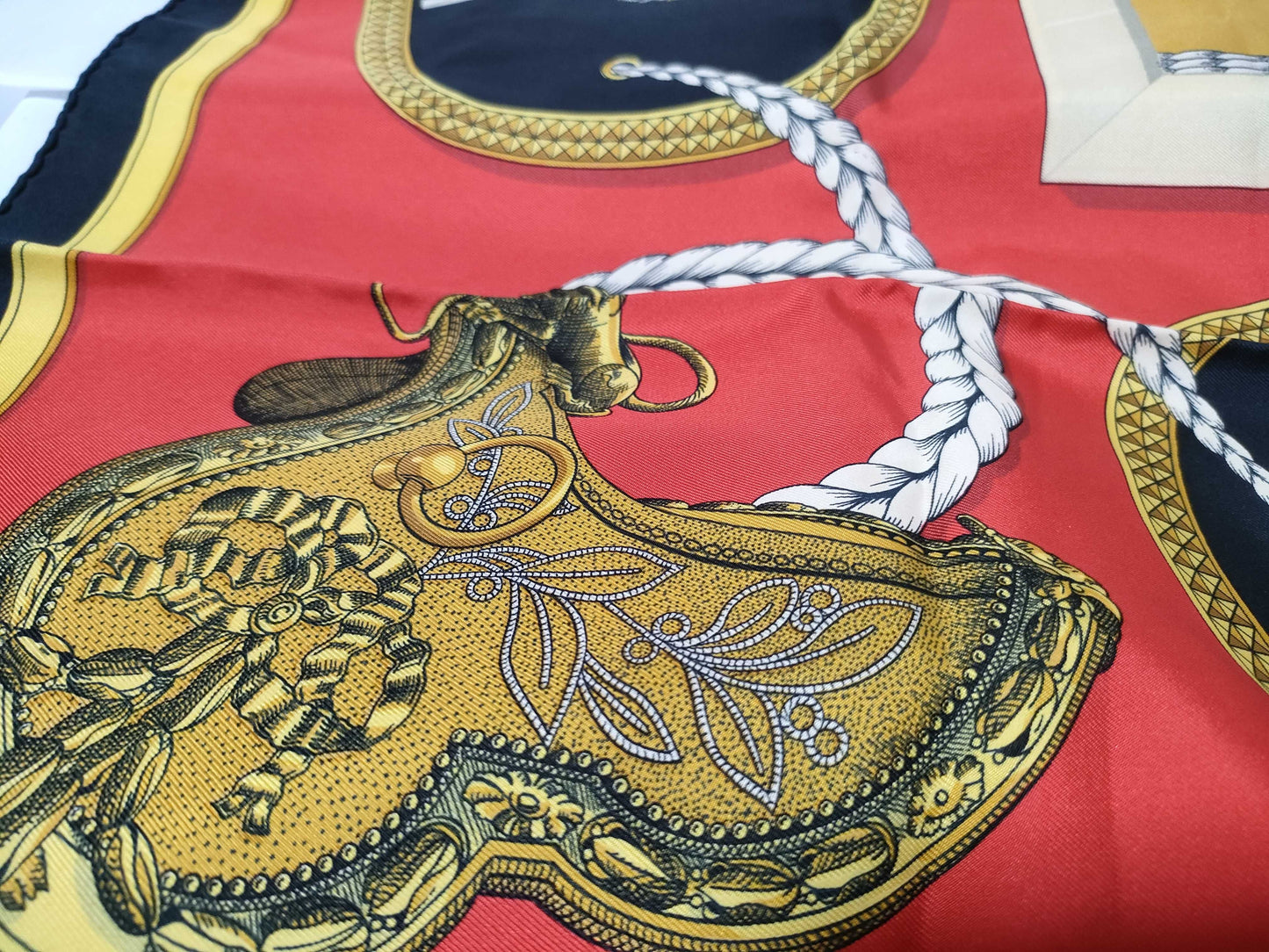 HERMES Carré Carré 90 Grand Apparel Scarf