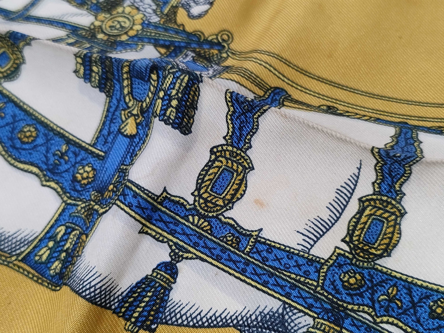 HERMES Carré Carré 90 Grand Apparel Scarf