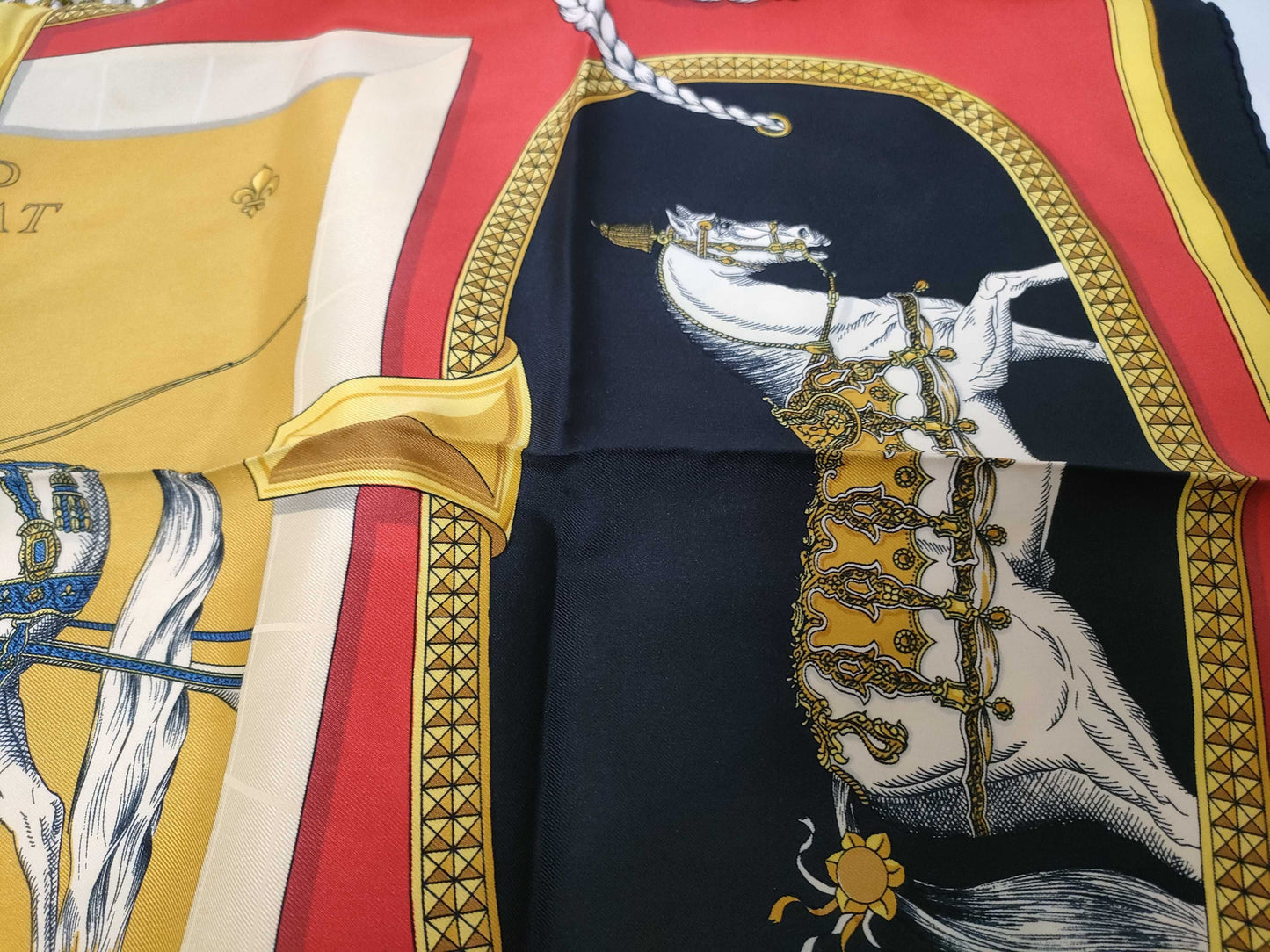 HERMES Carré Carré 90 Grand Apparel Scarf