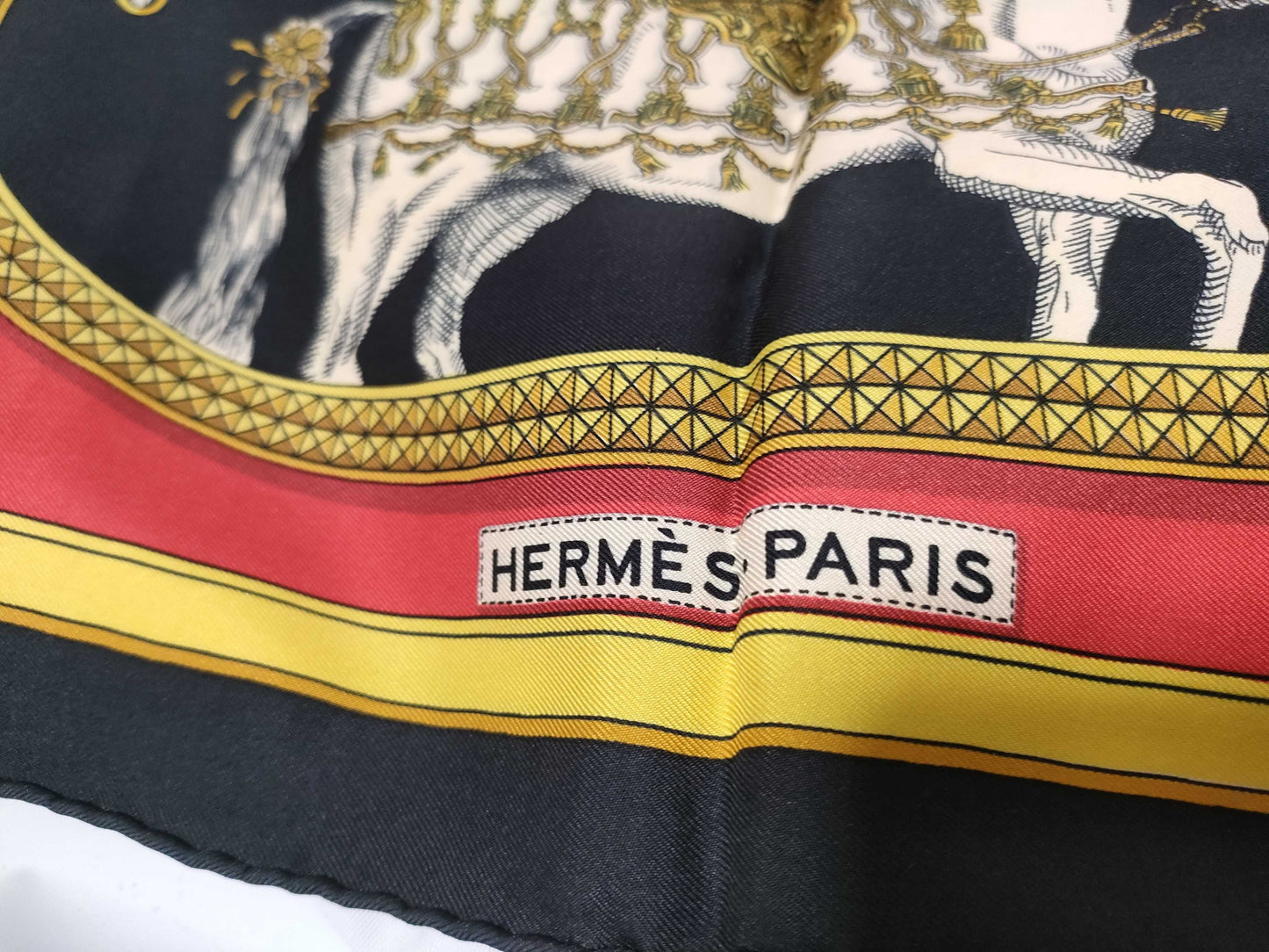 HERMES Carré Carré 90 Grand Apparel Scarf