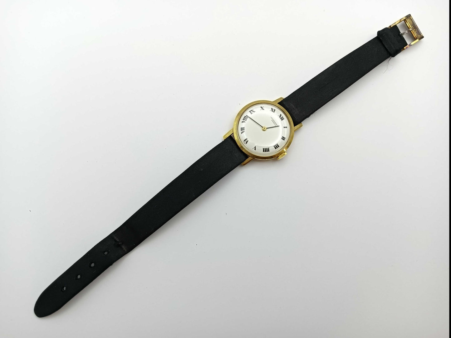 Hand-wound K18 ladies' watch