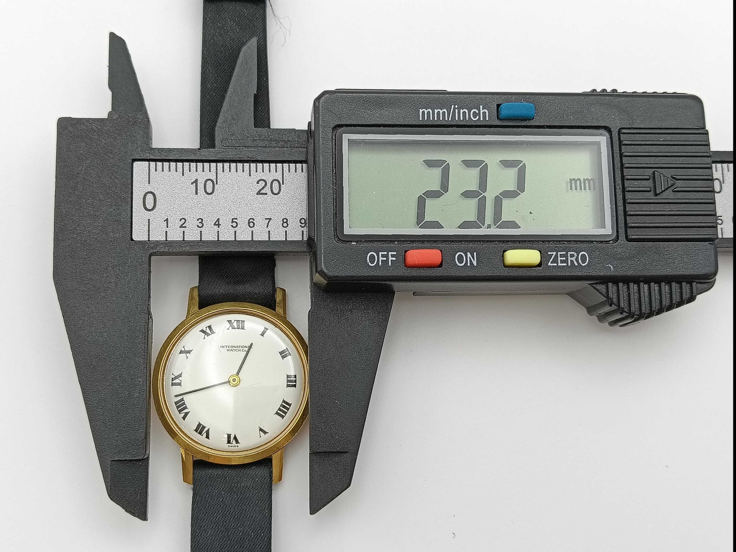 Hand-wound K18 ladies' watch