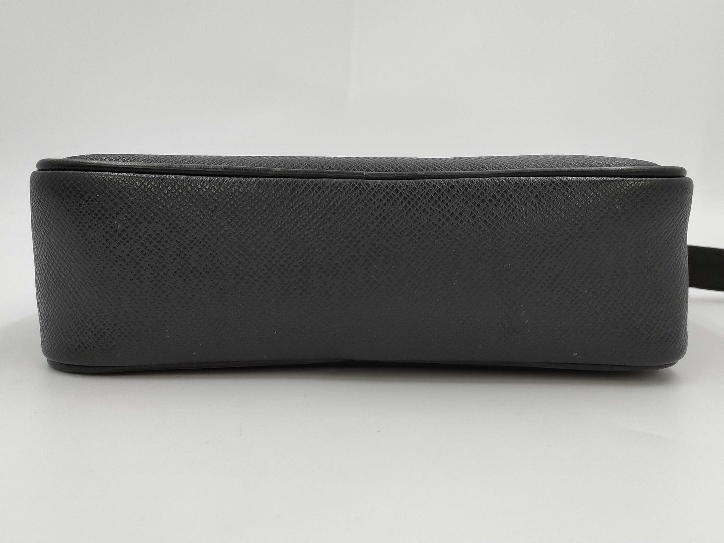 LOUIS VUITTON Taiga Karuga Second Bag M30812 Second Bag