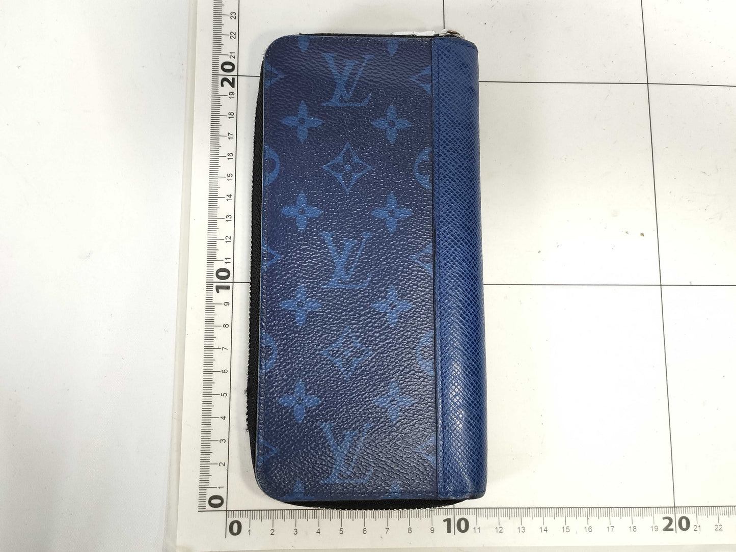 LOUIS VUITTON Taigarama Zippy Vertical Wallet