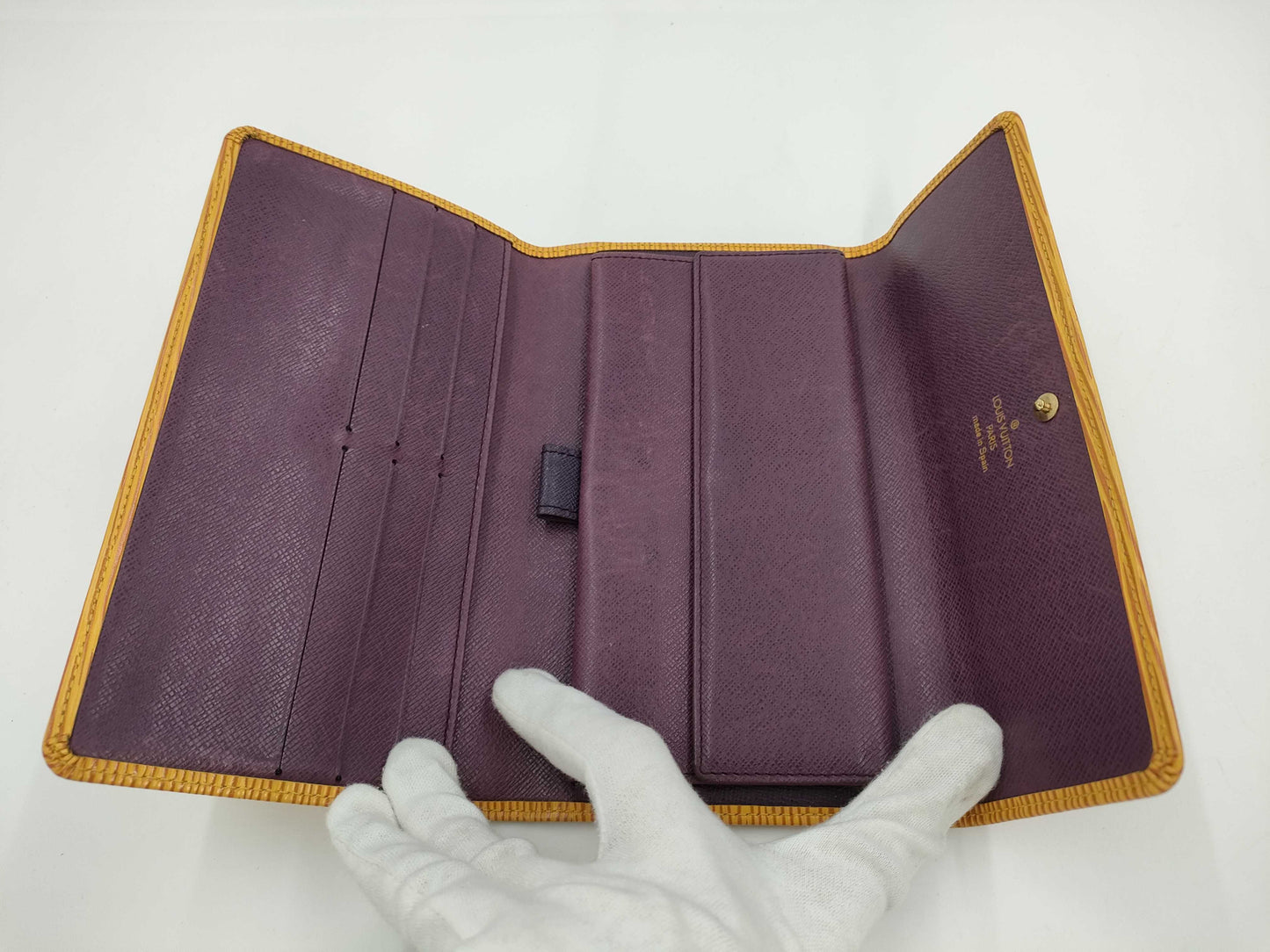 LOUIS VUITTON Epi International Wallet