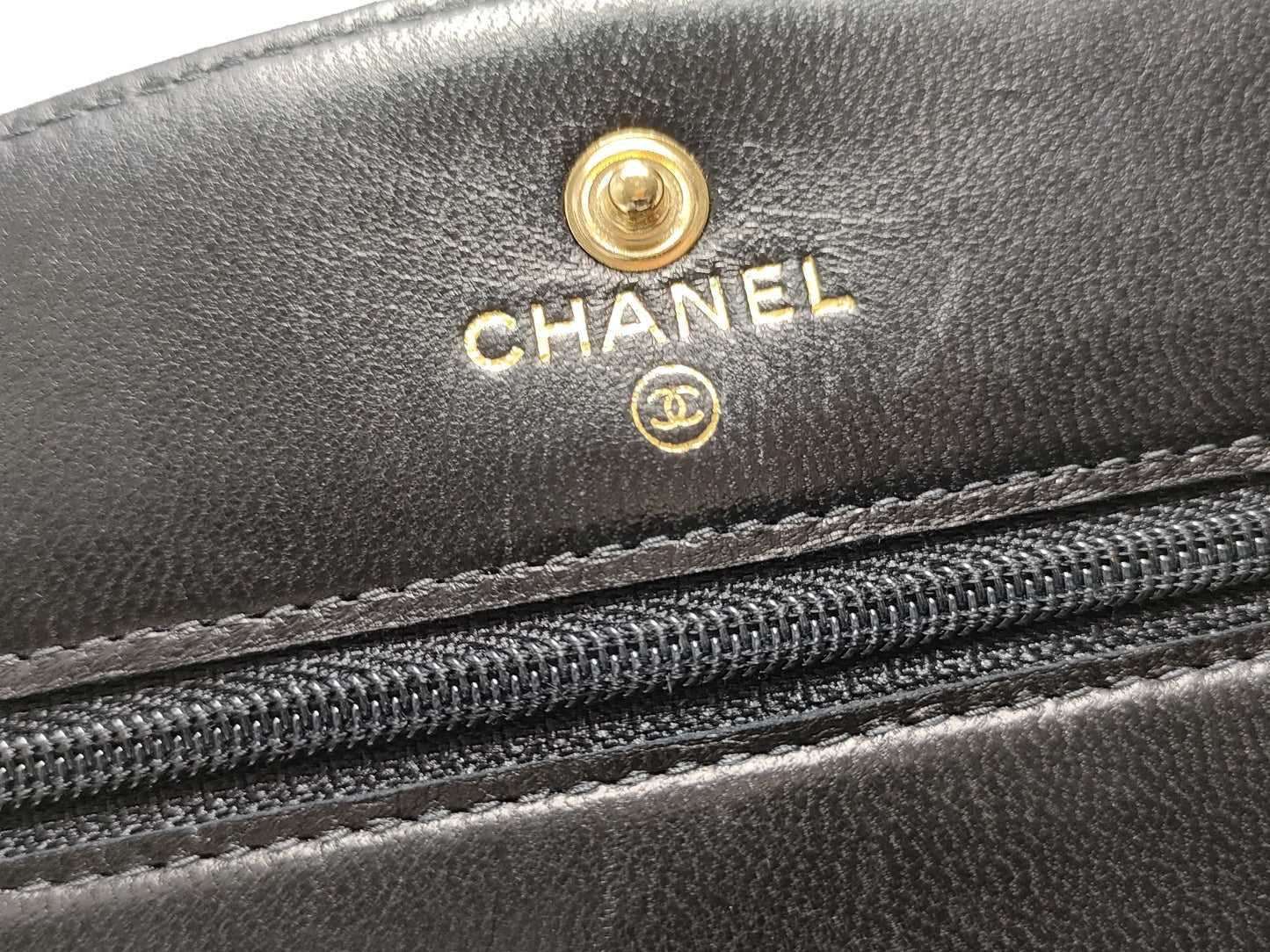 CHANEL Caviar Skin Coco Chain Wallet