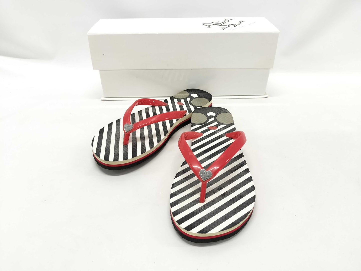 Home storage Alice and Olivia beach sandals