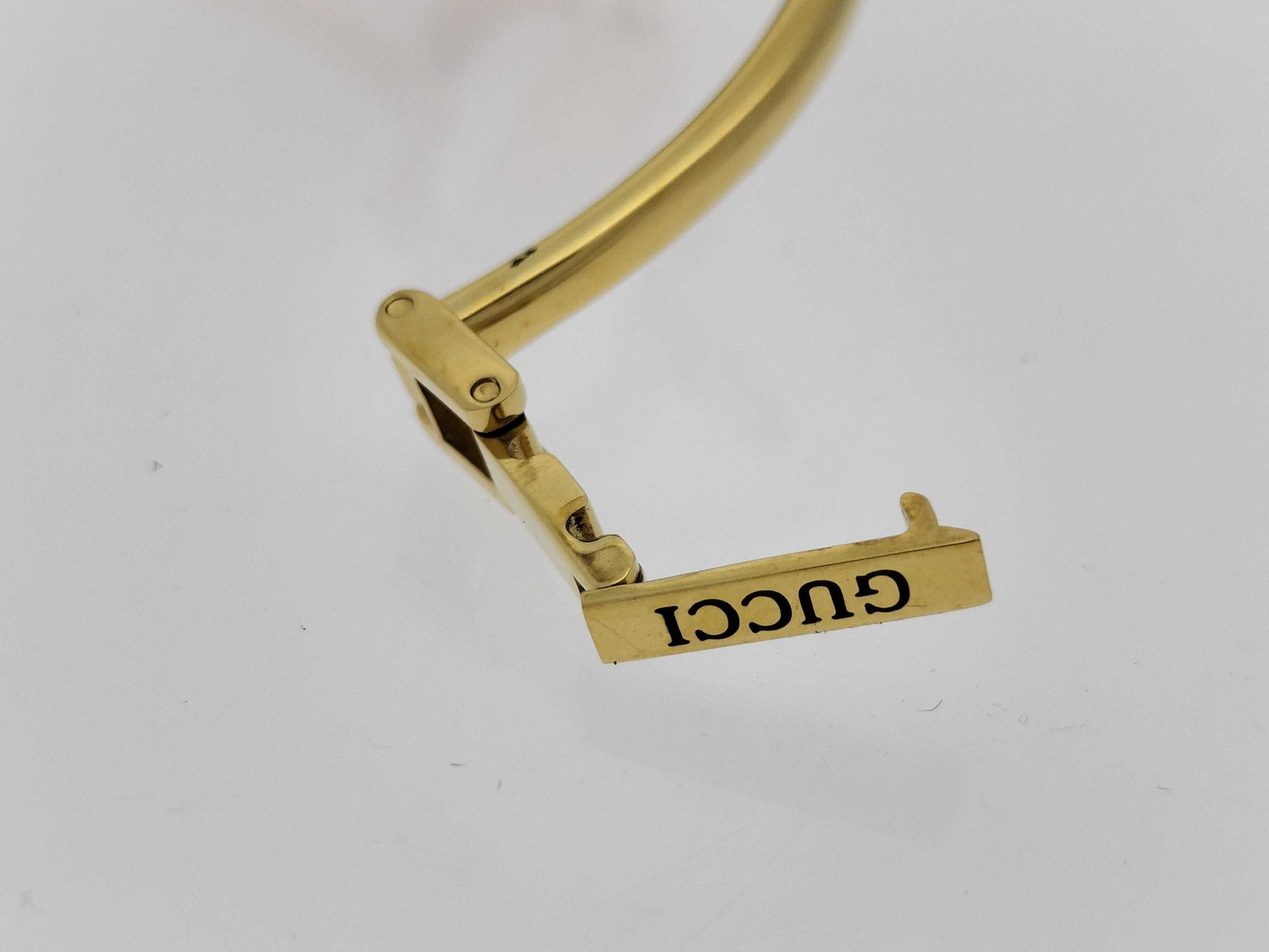GUCCI 1600 Unmoving Women's Watch