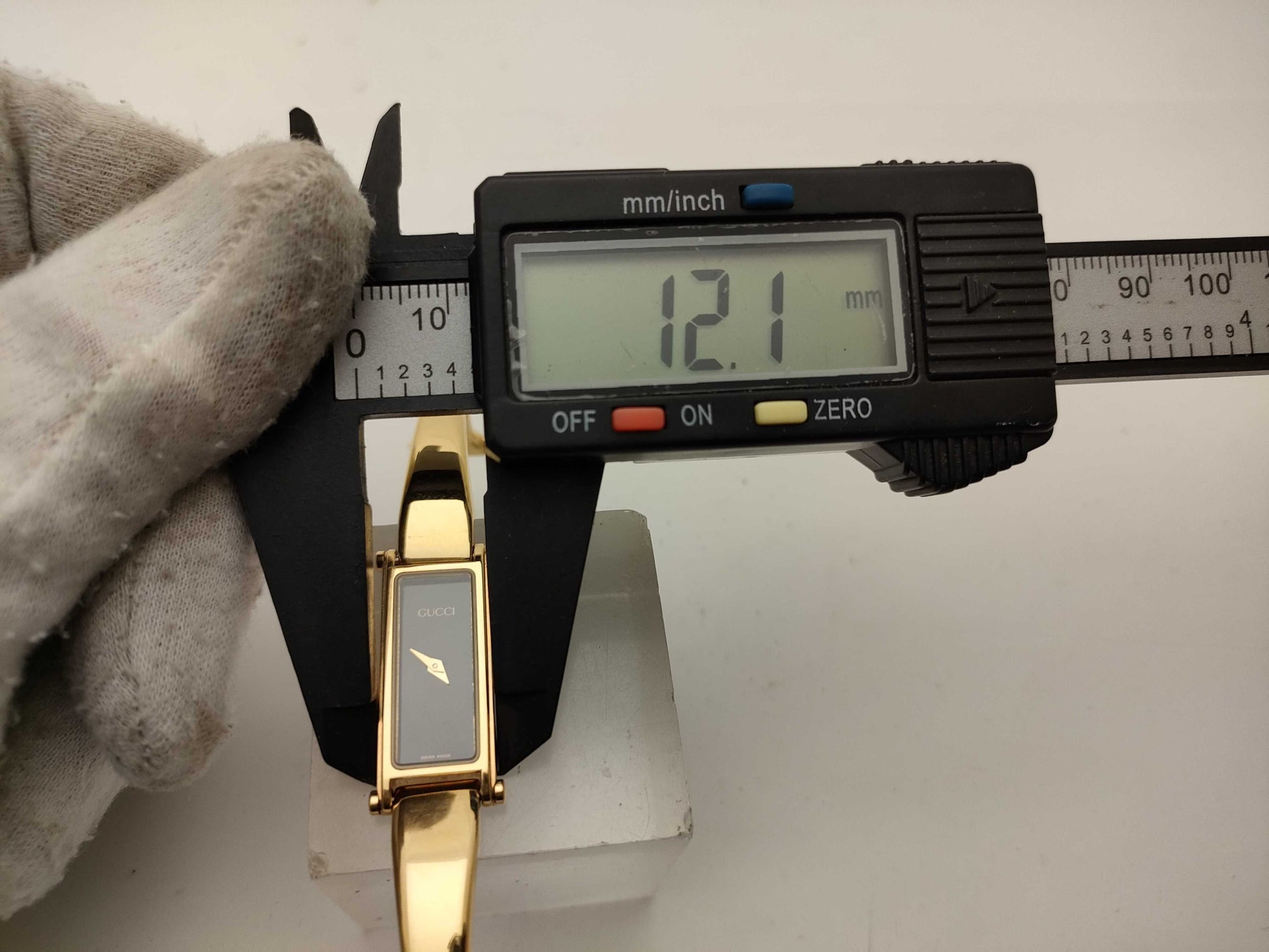 GUCCI 1500 L Black Dial Gold Women's Watch