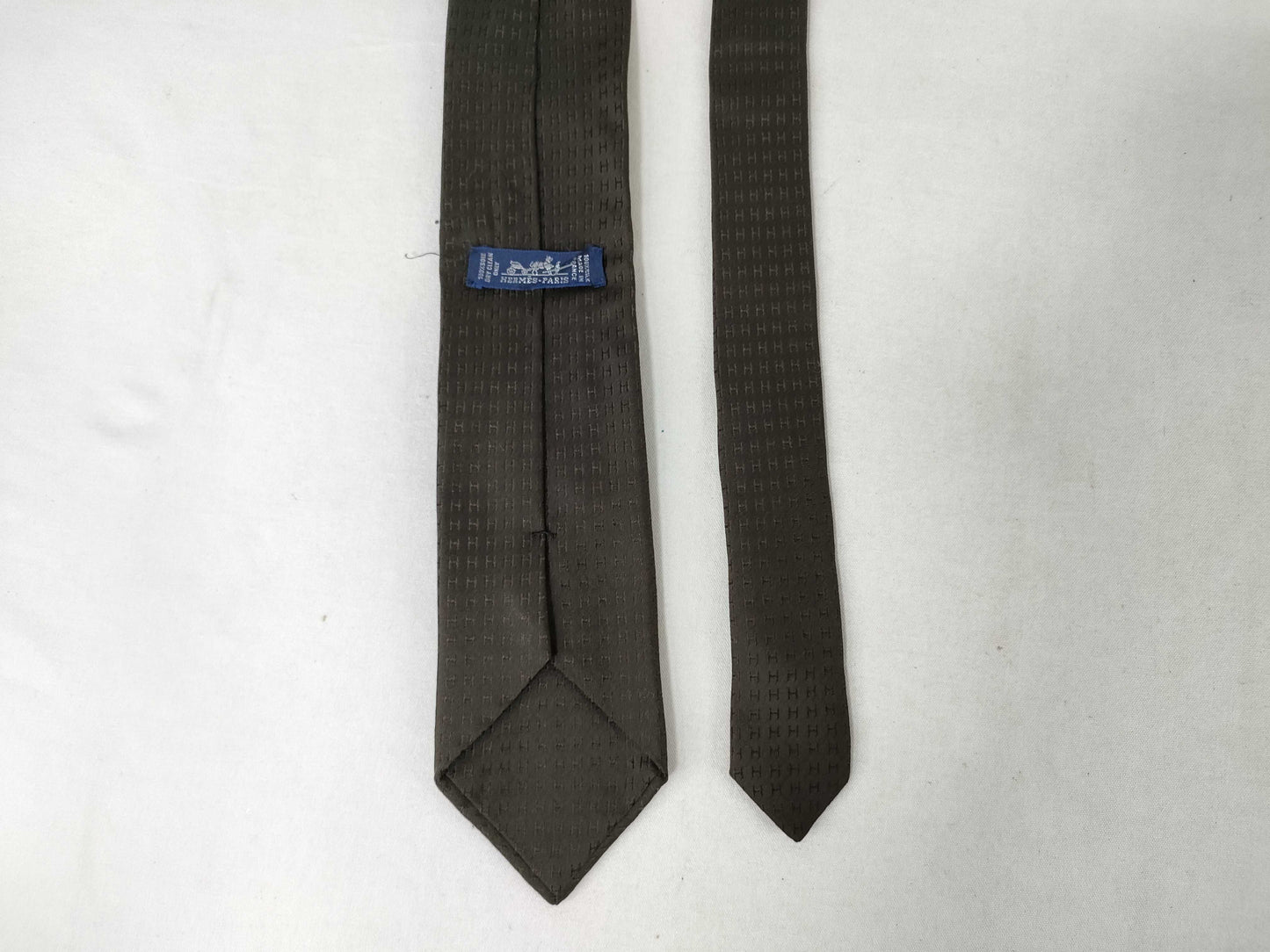 HERMES *2 / CHANEL *1 / GUCCI *2 Ties *5 Ties with broken tip and no fraying