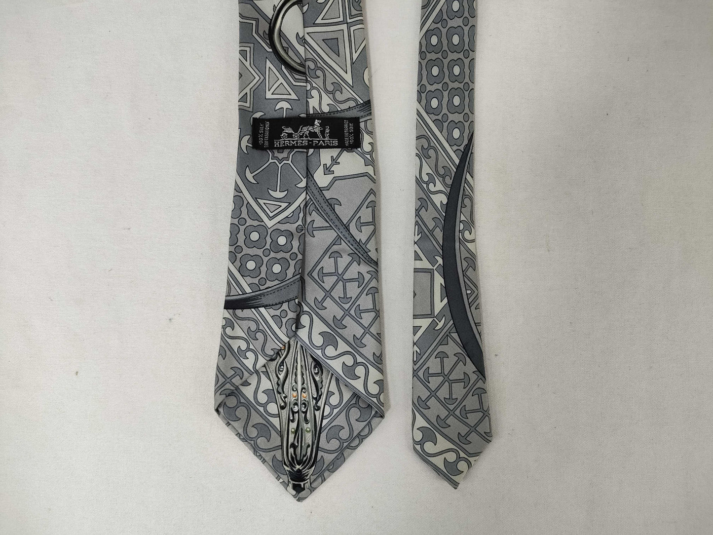 HERMES *2 / CHANEL *1 / GUCCI *2 Ties *5 Ties with broken tip and no fraying