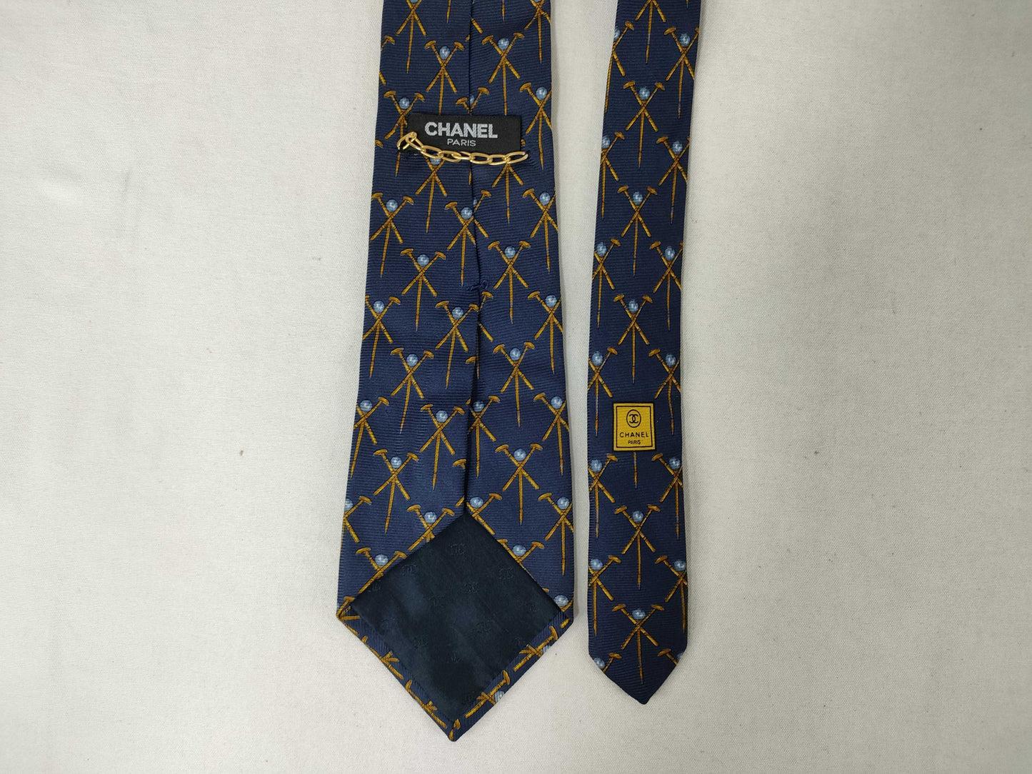 HERMES *2 / CHANEL *1 / GUCCI *2 Ties *5 Ties with broken tip and no fraying