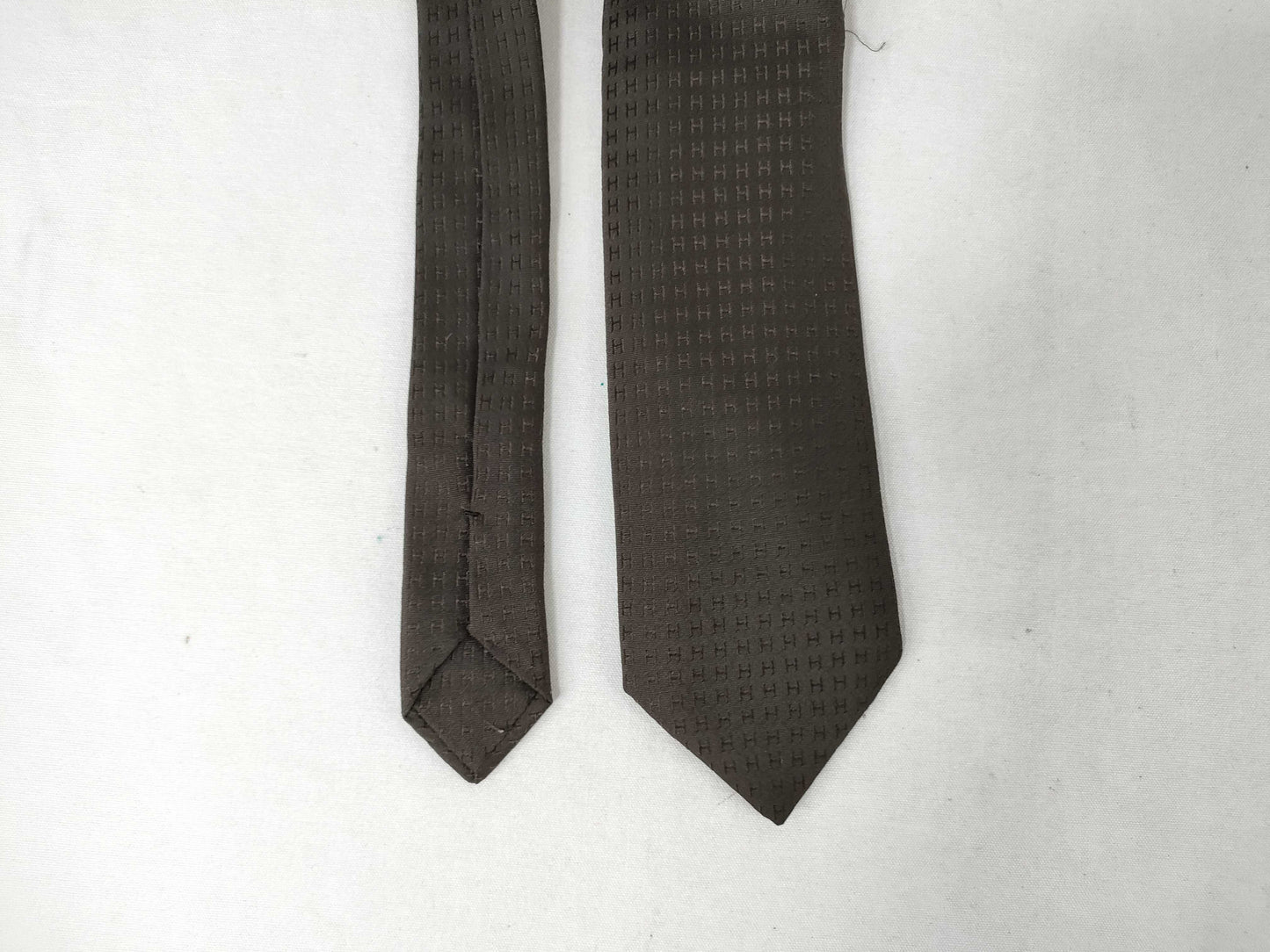 HERMES *2 / CHANEL *1 / GUCCI *2 Ties *5 Ties with broken tip and no fraying
