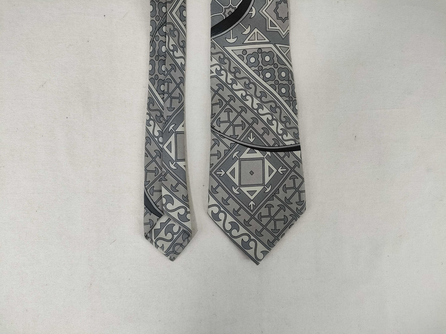 HERMES *2 / CHANEL *1 / GUCCI *2 Ties *5 Ties with broken tip and no fraying