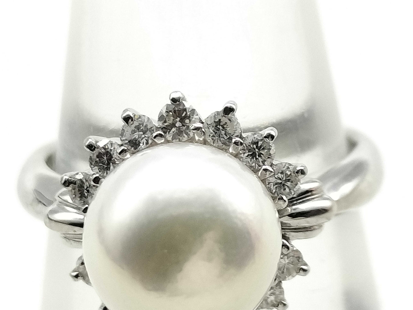 Akoya pearl ring, diameter 9.2mm, 0.33ct, 18K gold, 6.1g