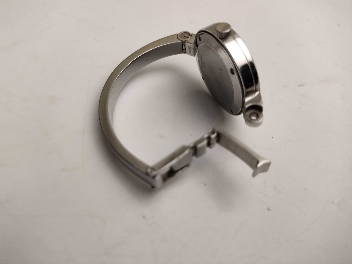 GUCCI 105 Women's Watch with Missing Screws