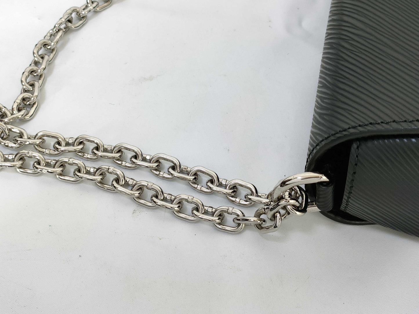 LOUIS VUITTON Epi Twist MM M50282 Black Mirrored Shoulder Bag