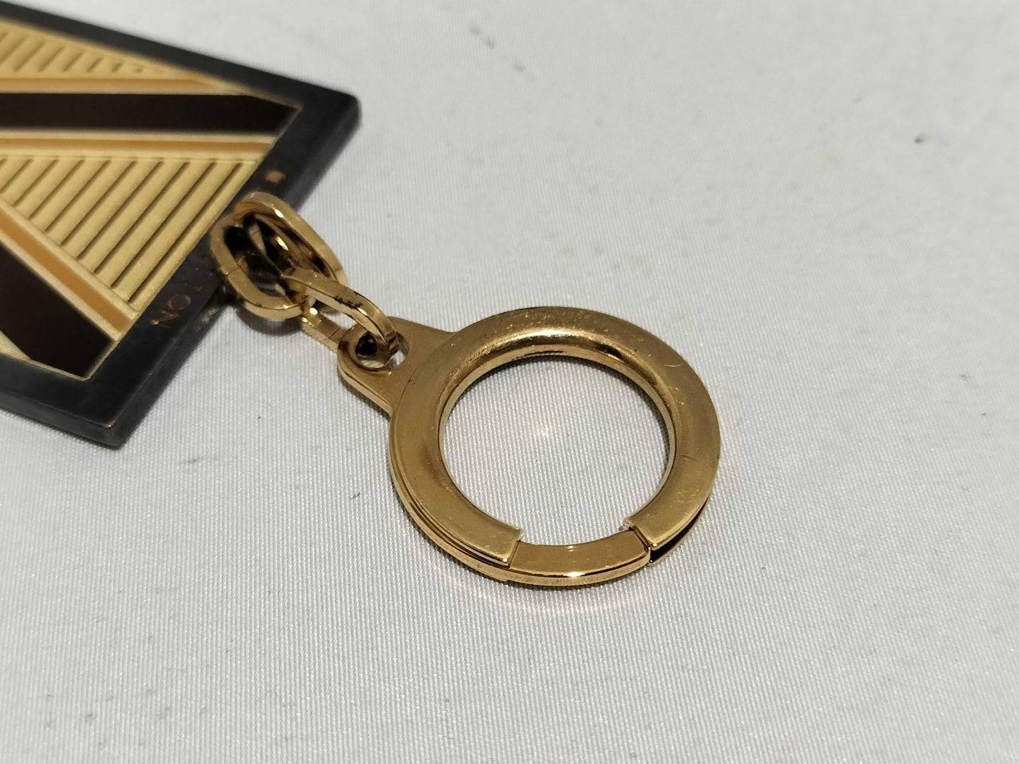 LOUIS VUITTON M65365/Keychain/Charm/Porte-Clés V Rouge Key Case/Keychain