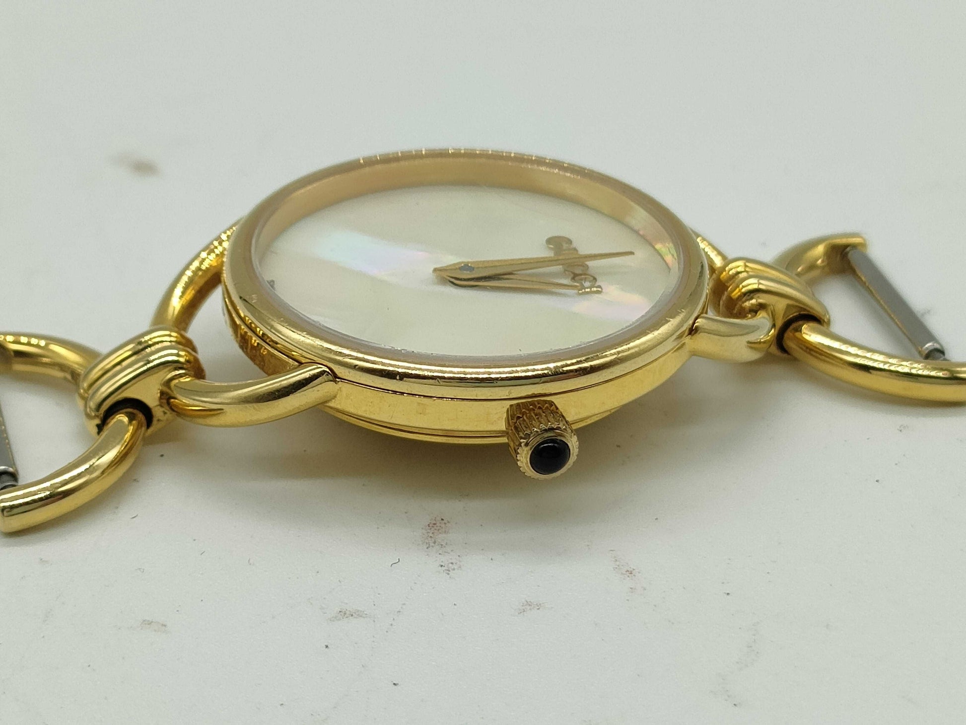 GUCCI 6000.2.L Round Gold Unmoving Women's Watch