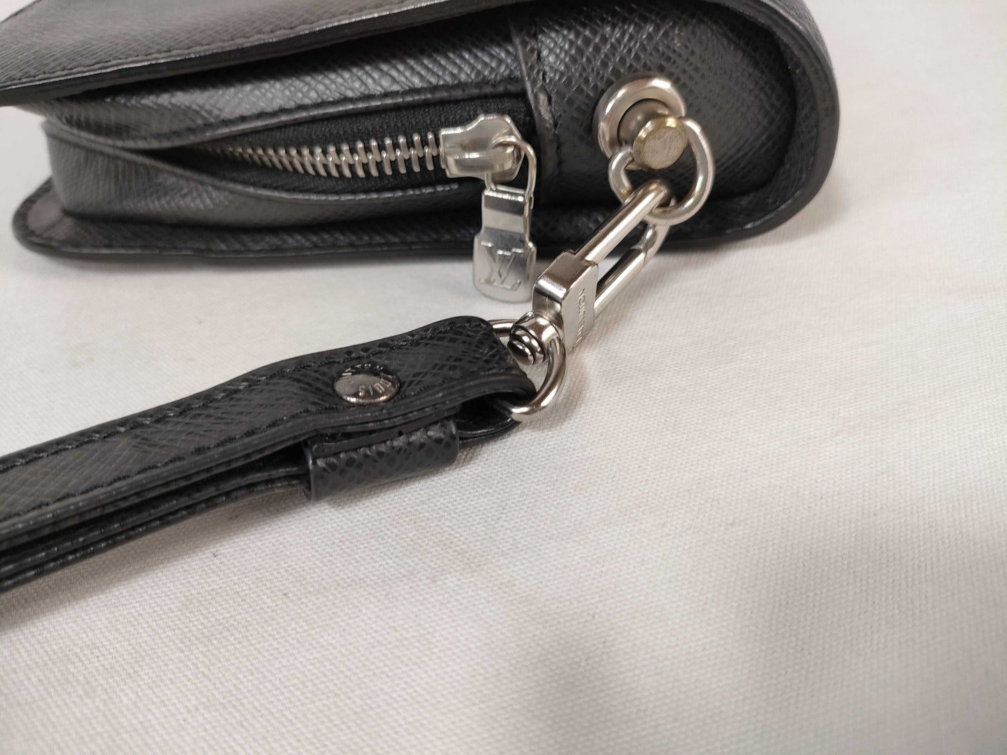 LOUIS VUITTON Taiga Baikal Second Bag